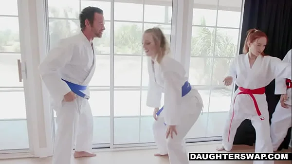 Mi madrastra quiere leche y se la doy, le como el coñito tan rico que se olvida de su marido y se relaja.