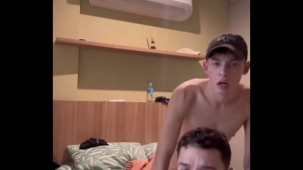 FRIEND FROM COLLEGE CAME TO DO A JOB. TES&Atilde_O WENT UP AND ATE HIS SMOOTH AND TIGHT CUSHION.