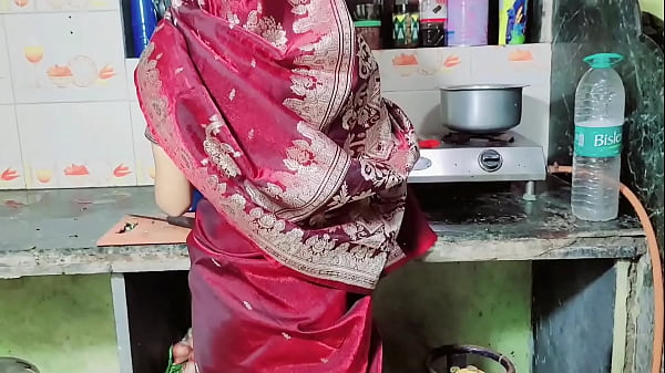 Desi bhabhi was looking good in saree so bhabhi pelted