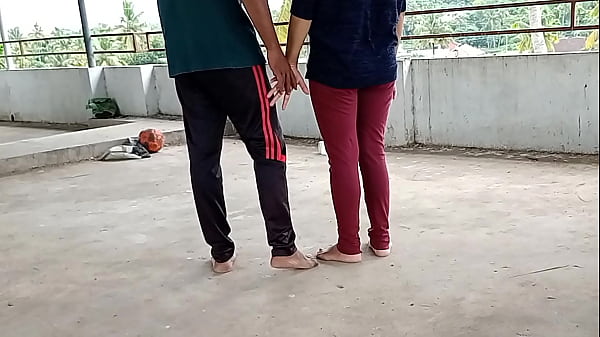 Impressed the neighbor's beautiful wife standing on the terrace and then fucked her with pain XXX Bhabhi Sex
