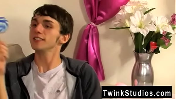 Gay twinks Colby London has a pecker fetish and he'_s not afraid to